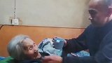 80岁儿子每天像哄小孩子一样