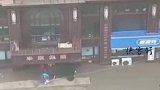 河南郑州，男子被洪水冲走，众人抛出提前拴好的“救命绳”把人救起。救人瞬间  河南暴雨互助
