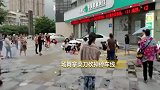 无法无天！大爷大妈为跳广场舞拿菜刀锅铲砍掉停车线