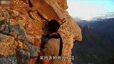 国外小哥攀岩遇到山羊，两个人狭路相逢，人与动物感人至深