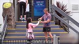 小姐姐街头实验，把胶水黏住的瓶子给男生，路人咋拧打不开