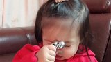 小宝贝拿妈妈的瘦脸仪按摩脸，真的好呆萌呀