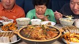 韩国一家三口吃韩国料理，这么大一桌真是三个人吃颠覆了我的认知
