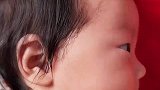 妈妈发现刚出生的宝宝长白头发