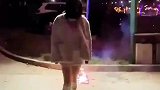 这烟花是怕小姐姐冷！