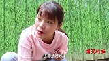 短剧：姐妹俩瞅爬蚱，把人家门口挖的都是“坑“，结果被人打一顿