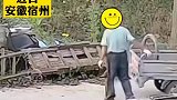 大爷提前踩点，自备轱辘顺车架子