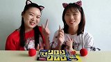 两美女扮小丑相互逗乐，红鼻子山羊胡，真搞笑