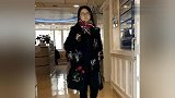 42岁李湘出门素颜照曝光，皮肤白嫩，一家三口生活很幸福