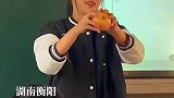 女老师请全班同学吃苹果，徒手掰开为学生减压，您真的是来减压的吗