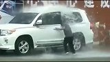 老板的酷路泽乱停乱放，结局真是太搞笑了！