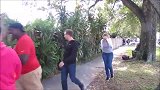 在街边伪装成植物捉弄路人，路人纷纷被吓一跳