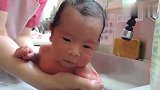产科护士做的新生儿洗澡大合集,我的心都要被这些小宝贝萌化了！