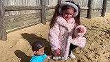 萌娃和玩偶一起在沙滩玩的可开心了！小家伙可真是会玩呢！