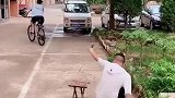 敢动我椅子，别跑