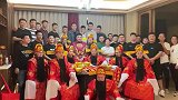 新郎伴郎团扮“财神爷”来接亲，谁敢把财神爷留外边