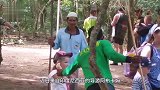 两只科莫多巨蜥激烈搏斗，游客纷纷围观拍照，下一秒意外就发生了
