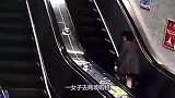 短裙美女扶梯上意外摔倒，查看监控，画面令人大跌眼镜！