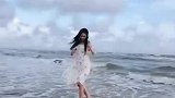 海浪海风还有一个迎着海风的小姐姐，这就是向往的生活