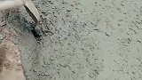 地基都已经快建好了，却在一角发现裂缝，30方的混凝土都没有填满