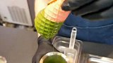 韩国小店，欣赏蛋筒冰淇淋制作的全过程，非常漂亮