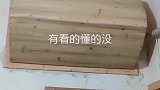 师傅一看就是木工出身，直接在窗户上装空调