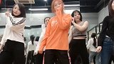 小妹妹跳韩舞多可爱啊