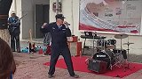 高校保安大叔大秀唱功，气场全开惊艳众人