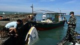 海南海口：4人相约垂钓遇海流致快艇倾覆，多亏海警及时救援