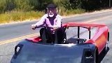 75岁老大爷发明“手摇式”汽车，不加油不充电时速可达90公里