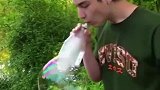 外国小哥吹出的肥皂泡泡，破裂的时候很炫酷，最后这一幕太漂亮！