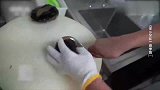 蒸鲍鱼前用盐做个按摩，鲍鱼一点不缩小还极有弹性，谁试谁知道