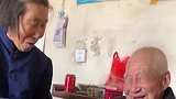 湖北黄冈：97岁老人和75岁的女儿碰杯为其过生日