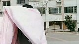 被子晒得太尴尬，邻居看了都笑，还好带了纸巾