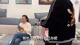 丈夫寄两万请月嫂，回家见妻子抱娃干家务，婆婆躺着玩手机，解气