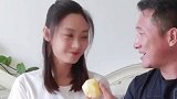 老爸给闺女削苹果，果然是黄鼠狼给鸡拜年不安好心