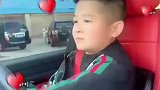 22岁小伙开车被批评小孩不能开车