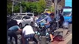 老人不慎摔倒，求助路人无人敢扶，终于出现两个司机将她扶起 见义勇为