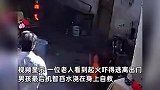 小男孩在厨房玩打火机引煤气爆燃，烧伤后吓得满院子奔跑，奶奶赶来直接开揍