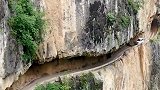 贵州赫章悬崖上的挂壁公路，看老司机是怎么会车的