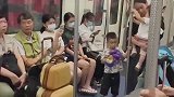 这一幕看着好悲哀，这么多人就没一个让座位