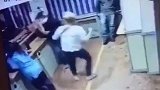 男子不忠被女子抓包暴打 4秒钟打出9拳 吓得路人瑟瑟发抖