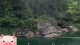 两家人一起在河边露营，一家是豪华版露营，另一家是求生版露营