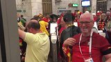 人潮涌动！比利时球迷占领地铁 站务员都当摄像师