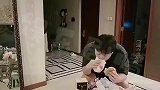 爸爸半夜偷吃，没成想差点被女儿吓死