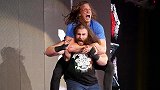 NXT接管大赛：凯利恩对打里德尔 拉架保安惨遭爆桌