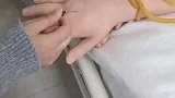 医学生小姐姐练习扎针，这手法看得人揪心