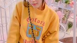 清纯姑娘，动作俏皮可爱，笑起来是心动的感觉
