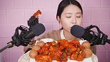 韩国主播小姐姐吃无骨鸡腿,夹起来大口吃,看着太馋人了
