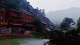 身边没有贺涵，自己带好雨伞